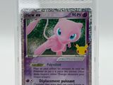 gros plan d'une carte pokemon dans un étui en plastique