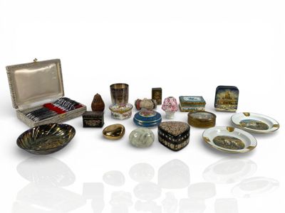 Lot de dix boîtes à bijoux, à pilule, en porcelaine de Sèvre… - Photo 1