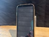 une photo d'un téléphone portable posé sur une table en bois