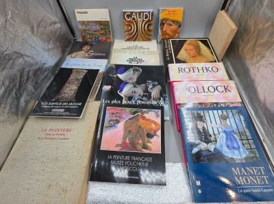 de nombreux livres exposés dans une vitrine