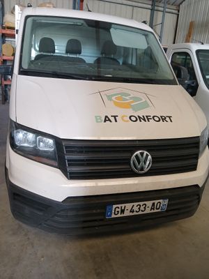 une camionnette blanche garée dans un garage