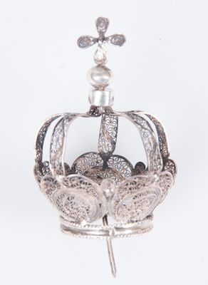 broche en forme de couronne en argent, ornée de perles et d'une croix au sommet