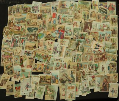 une grande collection de cartes postales anciennes posée sur une table