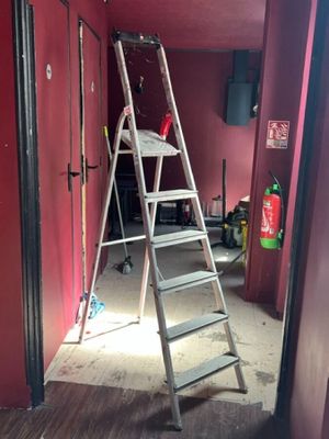 une échelle adossée au mur d'une pièce