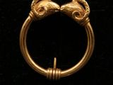 un gros plan d'une bague en or ornée de deux crânes