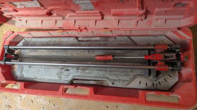 une boîte à outils rouge contenant quelques outils