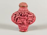 un vase rouge orné d'un motif sur un fond blanc