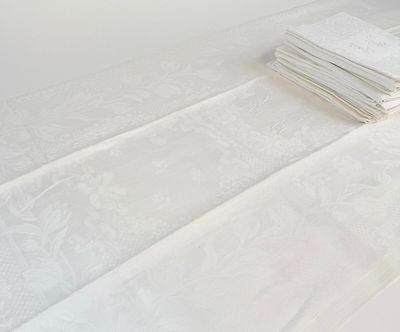 une pile de serviettes pliées posée sur un lit