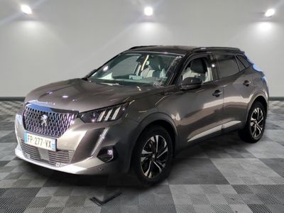 le SUV argenté est garé sur le sol en damier d'un garage