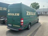 une camionnette verte garée sur un parking