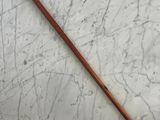 une image représentant un bâton en bois posé sur une surface en marbre