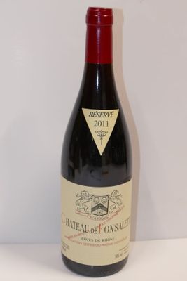 une bouteille de vin posée sur une table