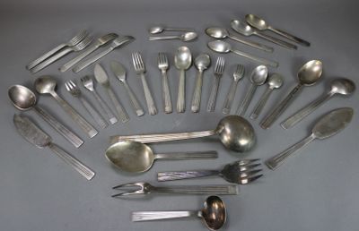 de nombreuses cuillères et fourchettes disposées en cercle sur la table