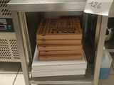 une photo d'un four à pizza professionnel contenant des pizzas