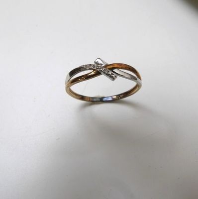 une image d'une bague en diamant sur une surface blanche