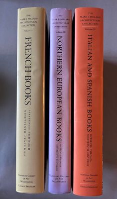 trois livres superposés sur une table
