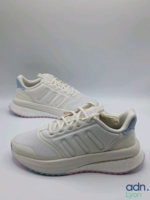 une paire de baskets blanches à semelles bleues et roses