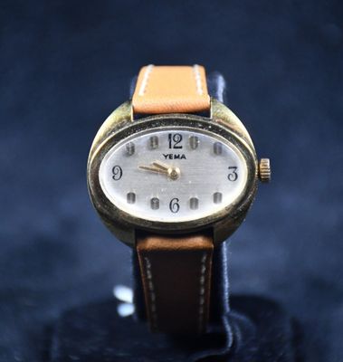 une montre posée sur un support