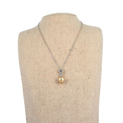 collier avec une perle dorée et une chaîne en argent