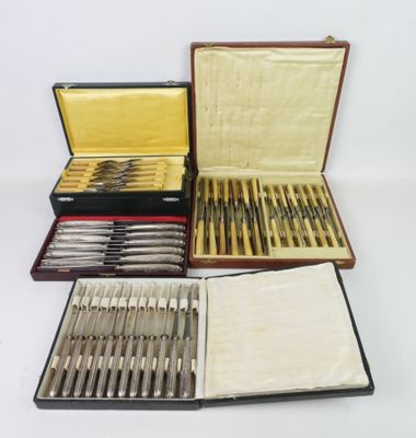 beaucoup d'argenterie dans un coffret sur la table