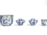 service à thé en trois pièces en porcelaine bleue et blanche, avec tasses et soucoupes