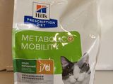 un sac de nourriture pour chat posé sur un plan de travail