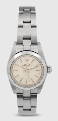un gros plan d'une montre sur une surface blanche avec un fond blanc