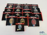 tout un tas de fards à paupières de différentes couleurs posés sur une table blanche