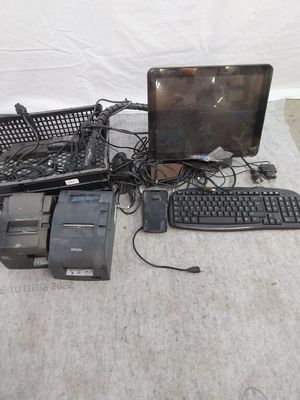 beaucoup de matériel informatique posé par terre