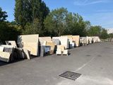 de nombreux meubles qui sont entreposés sur le parking