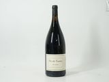 la bouteille de vin est posée sur une surface blanche