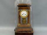 un dôme de verre avec une horloge à l'intérieur