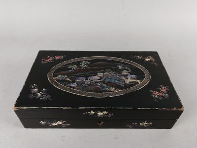 une image représentant une boîte noire ornée d'un motif floral