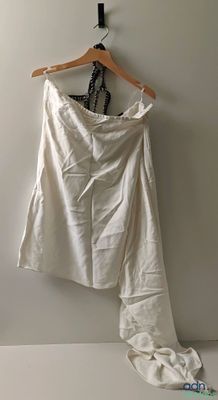 une chemise blanche suspendue à un cintre sur un mur