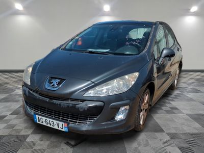 la voiture noire est garée dans le garage sur le sol en damier