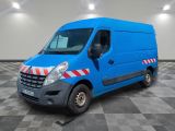 la photo d'une camionnette bleue garée dans un garage