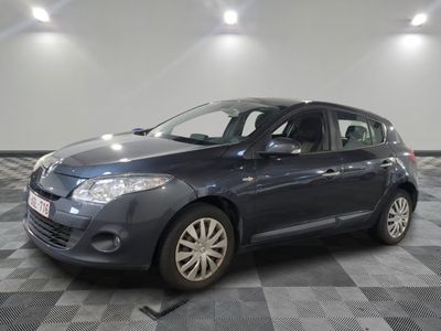 la photo d'une voiture garée dans un garage