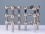 deux tuyaux métalliques posés sur une table