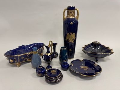 de nombreux objets de différentes formes, bleus et dorés, posés sur la table