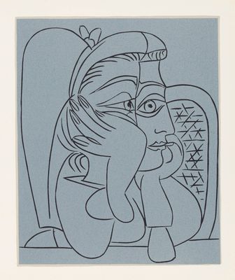 l'image d'un dessin représentant une femme assise sur une chaise
