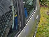 une voiture garée sur le côté de la route