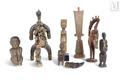 de nombreuses figurines en bois posées sur une surface blanche