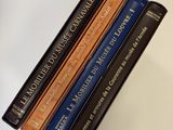 une personne tenant une pile de livres à la main