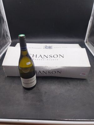 une bouteille de vin et une boîte de vin posées sur une table