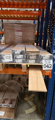 de nombreux cartons sur les étagères de l'entrepôt