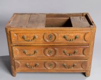 Commode rectangulaire en bois naturel à trois tiroirs. (photo 3)