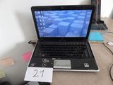 un ordinateur portable posé sur un bureau, avec une étiquette de prix