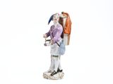 une figurine représentant un homme avec un oiseau sur l'épaule