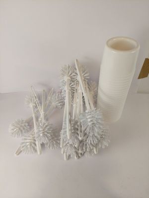 beaucoup de brosses à dents et un verre sur la table