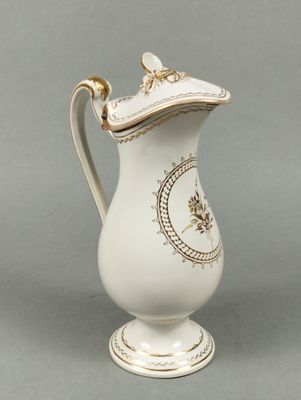 un pichet blanc orné d'un motif doré